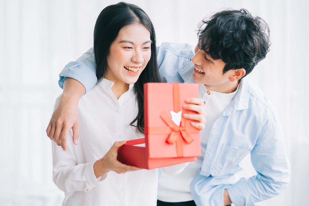 4 Ideas for Your Partner who Loves Giving and Receiving Gifts